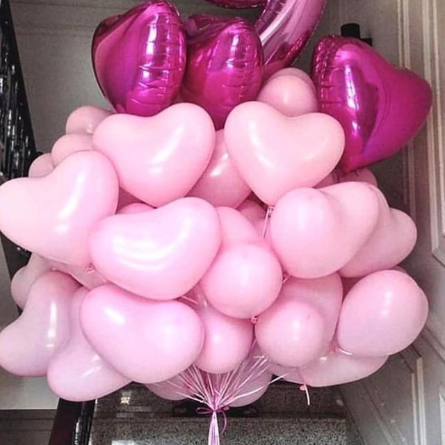 Дівчата люблять рожеві кульки
