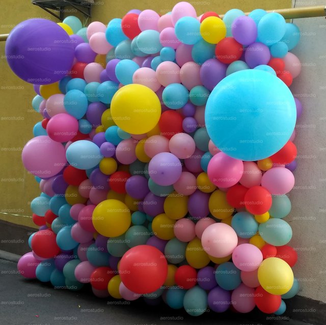 Стіна з яскравих кульок різного калібру