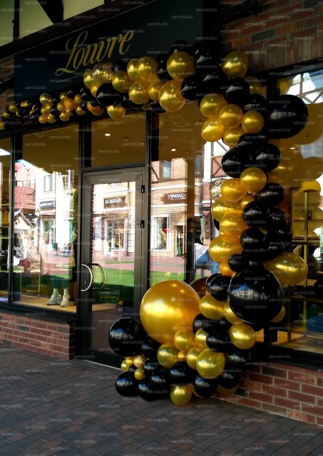 Стильный декор разноразмерными шарами для стильного магазина