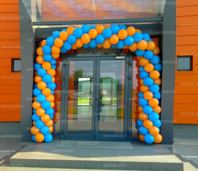 Прикраса входу кулями в помаранчово-блакитному кольорі