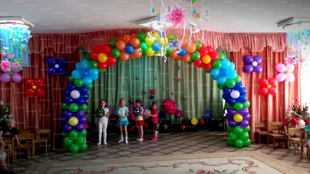 Арка с шариков в виде ромашек на детский праздник