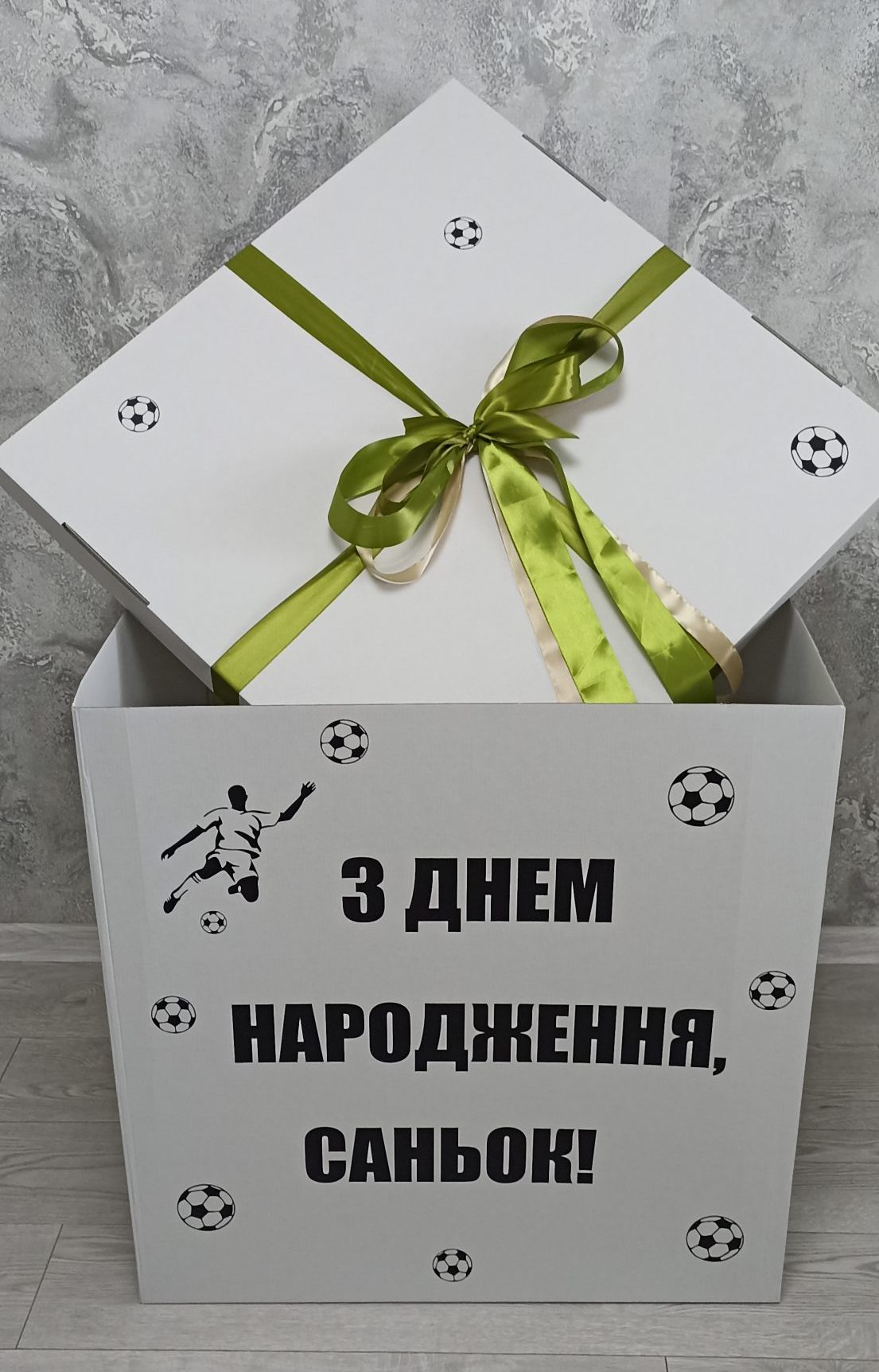 Коробка з написом футбольна 70*70*70 см